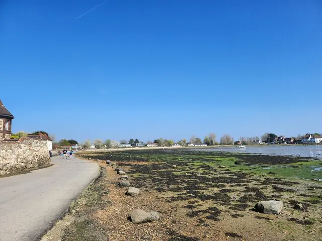Bosham foreshore: not a cloud in the sky